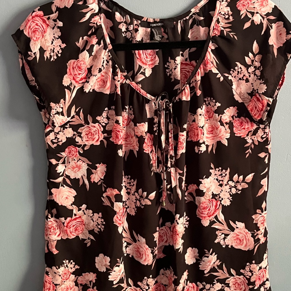 SELLING FOREVER 21 TOP FOR WOMEN SIZE SMALL COLOR FLORAL - Picture 2 of 13